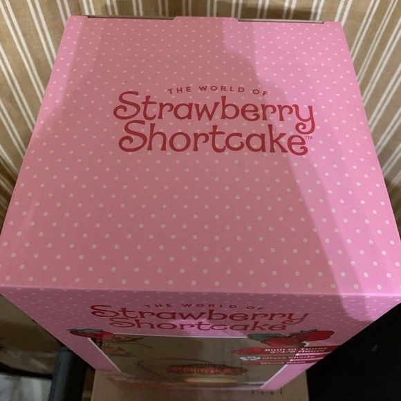 Strawberry Shortcake Candle Warmer Lamp - Picture 2 of 4